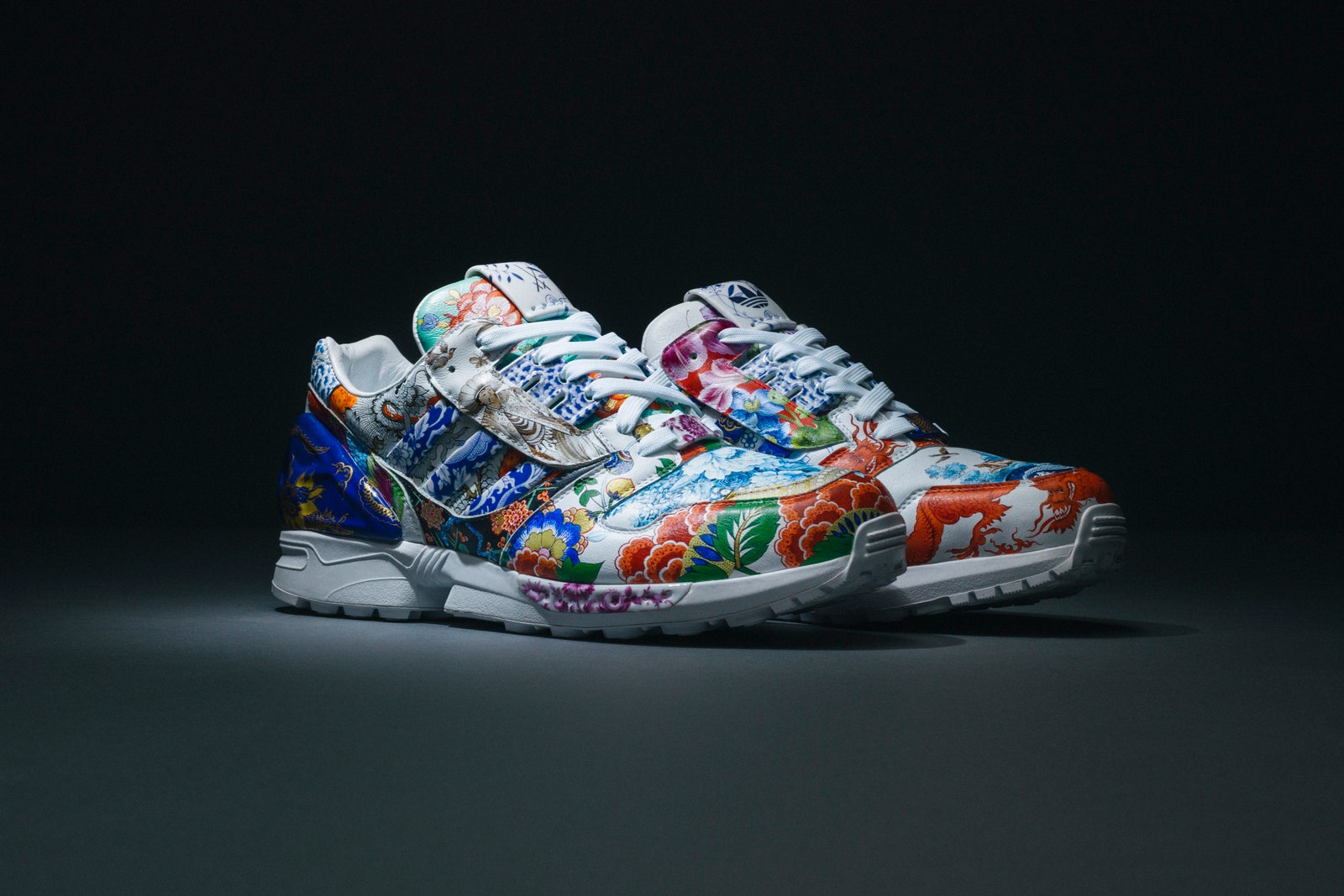 L'image peut contenir des vêtements, des vêtements, des chaussures, des chaussures, un casque et des chaussures de course.