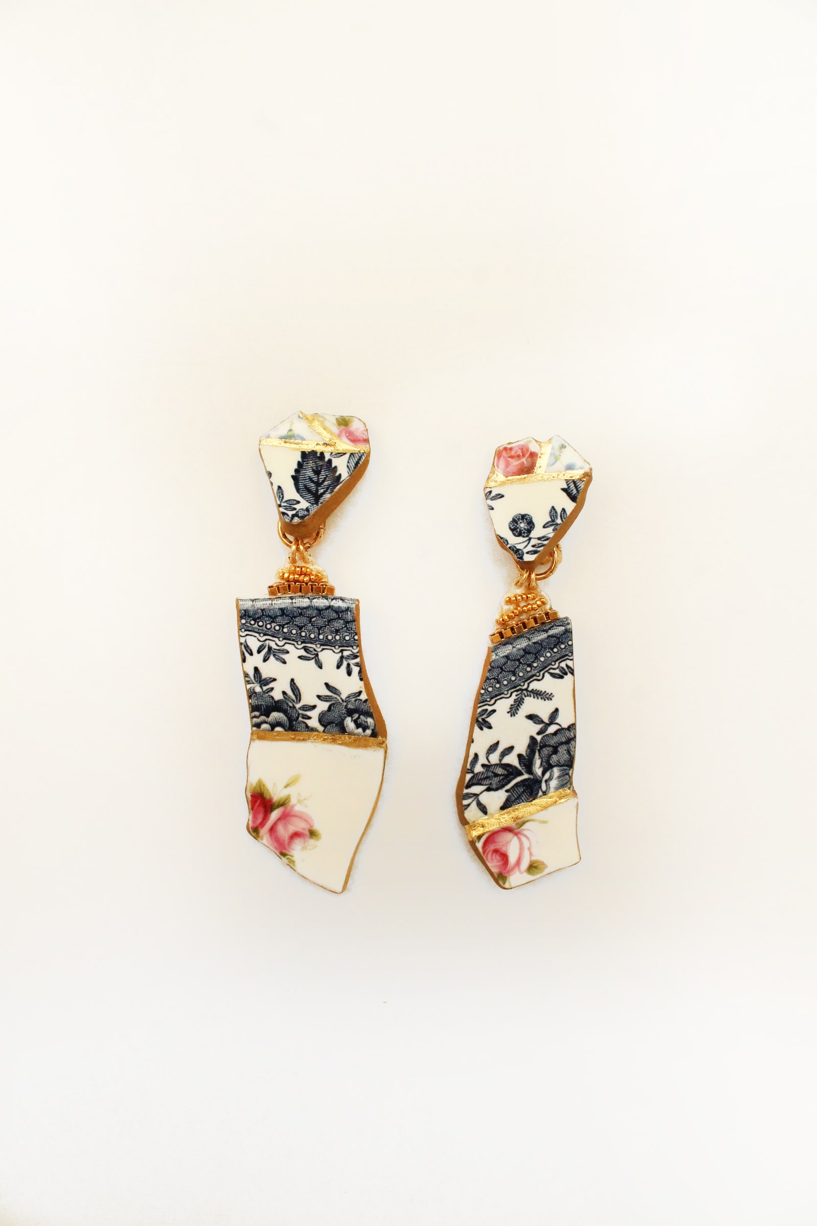 L'image peut contenir des accessoires, des bijoux et des boucles d'oreilles.