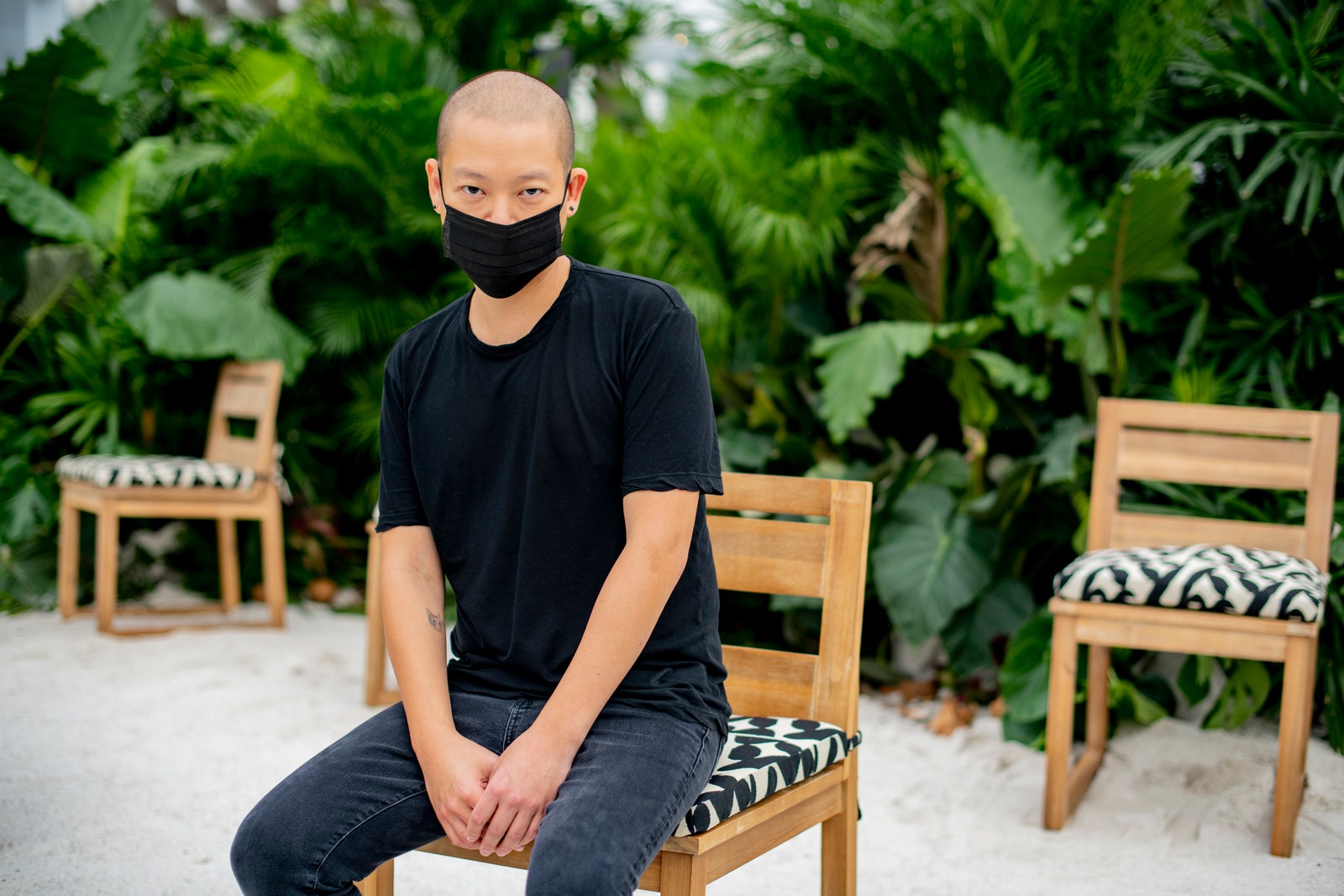 un homme en chemise noire et masque