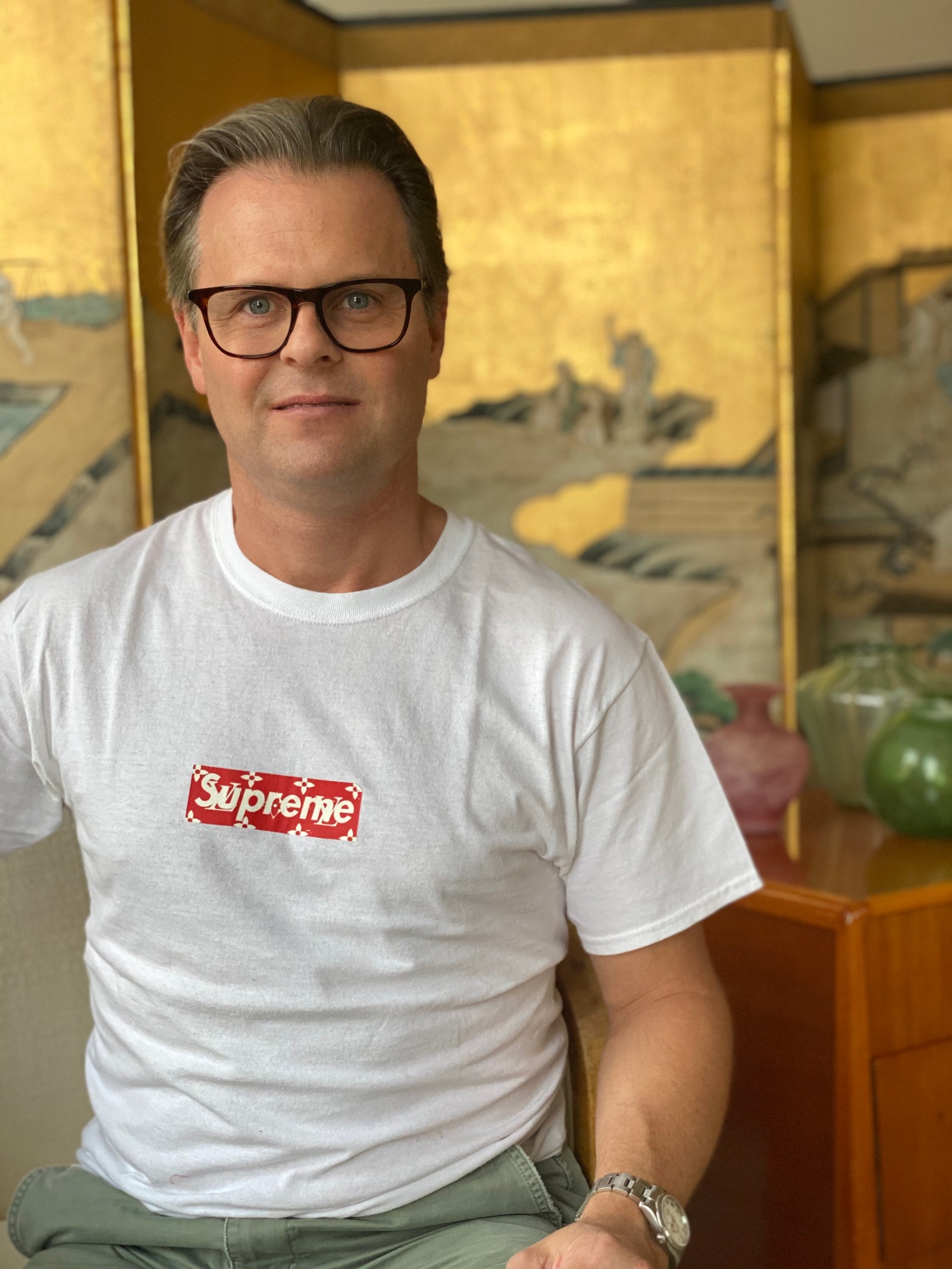 un homme en t-shirt blanc