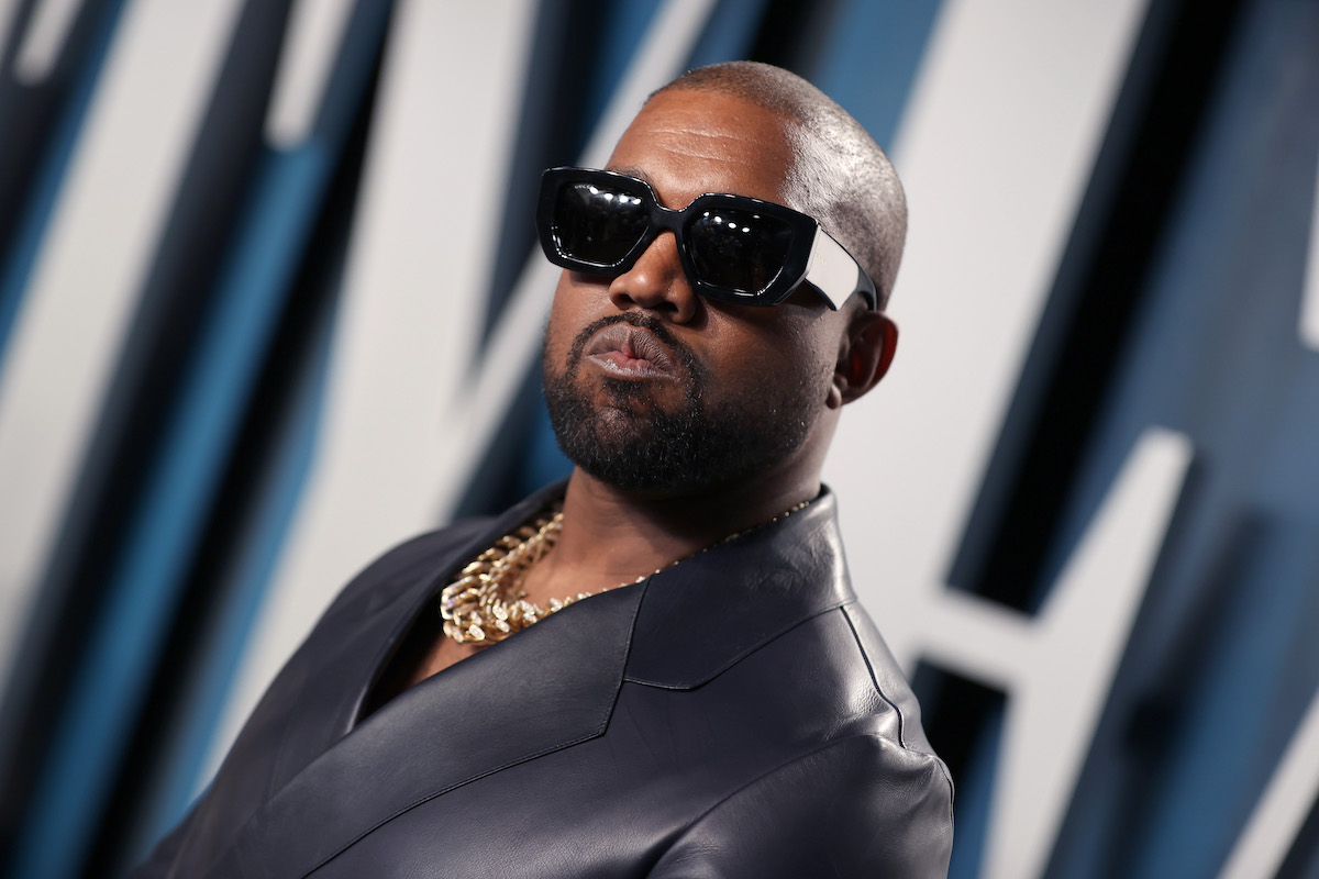 Kanye West porte des lunettes