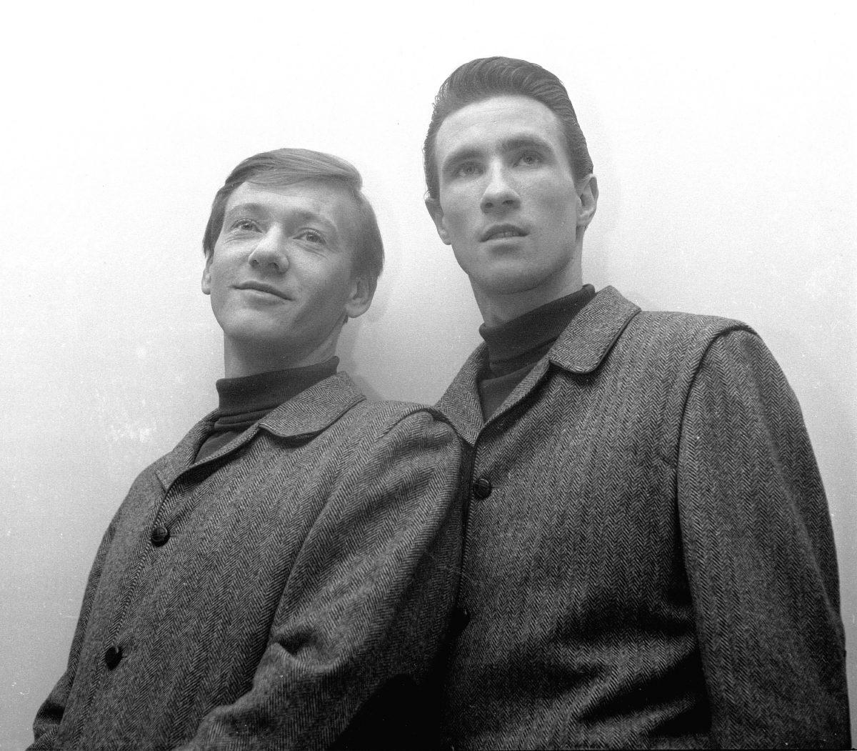 Bobby Hatfield et Bill Medley des Righteous Brothers debout