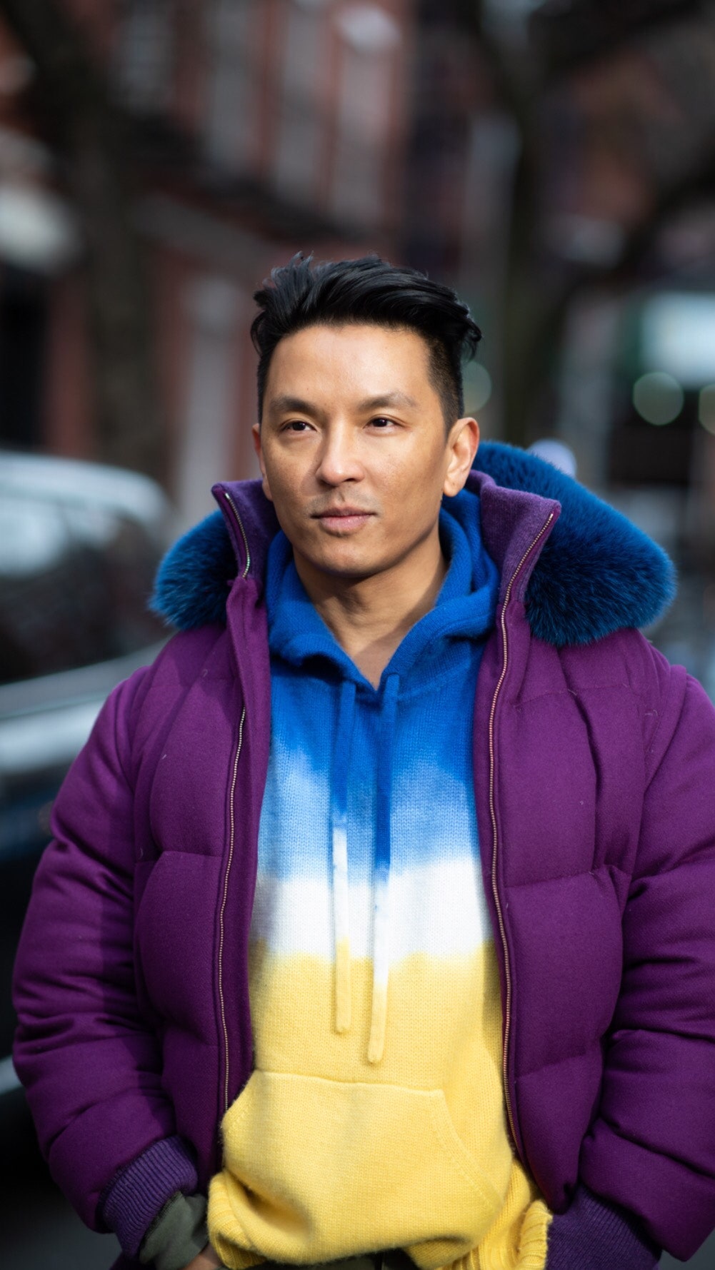 un homme en manteau violet