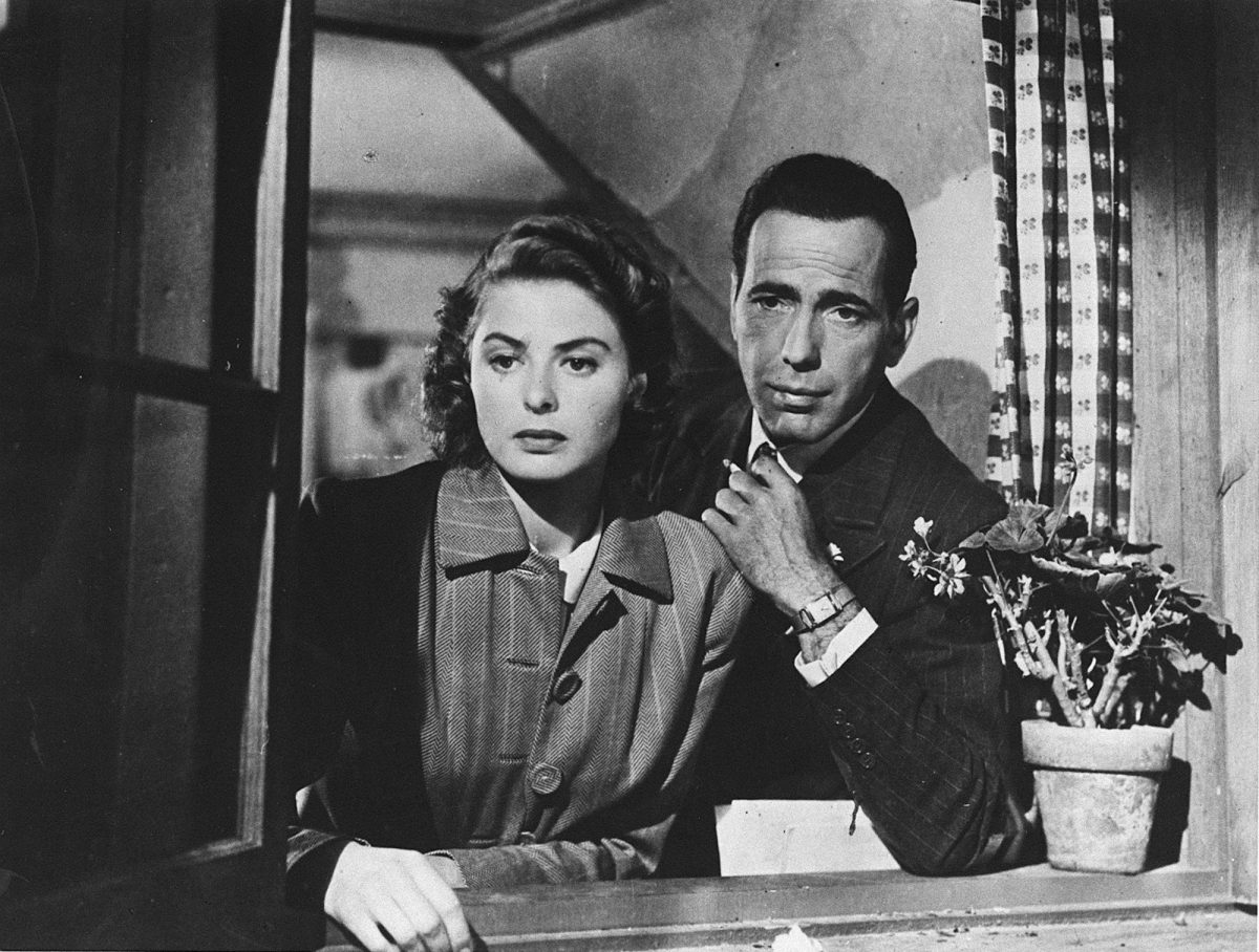 'Casablanca' Ingrid Bergman comme Ilsa Lund et Humphrey Bogart comme Rick Blain regardant par la fenêtre à côté d'une plante en pot