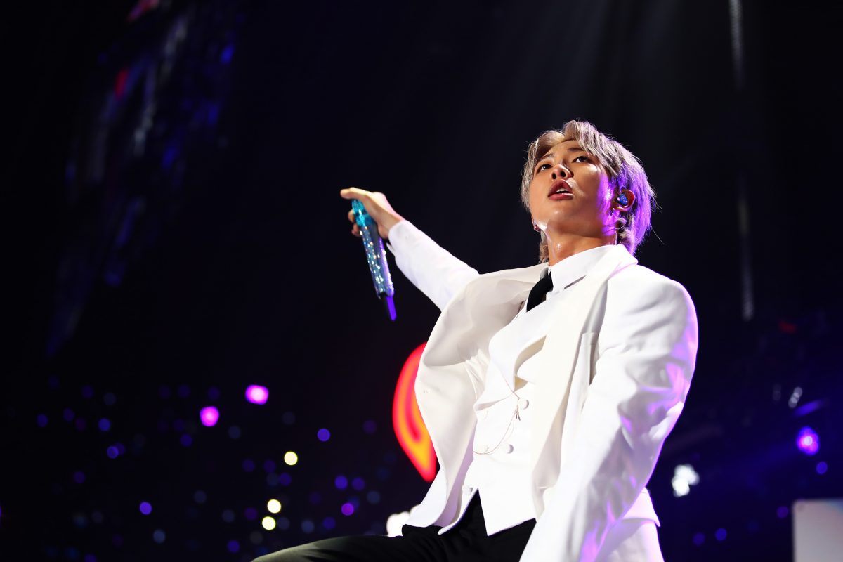 RM de BTS se produit sur scène lors du Jingle Ball 2019 de 102.7 KIIS FM