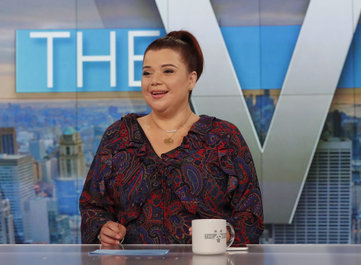 Ana Navarro souriante sur le tournage de 'The View' portant un haut ample