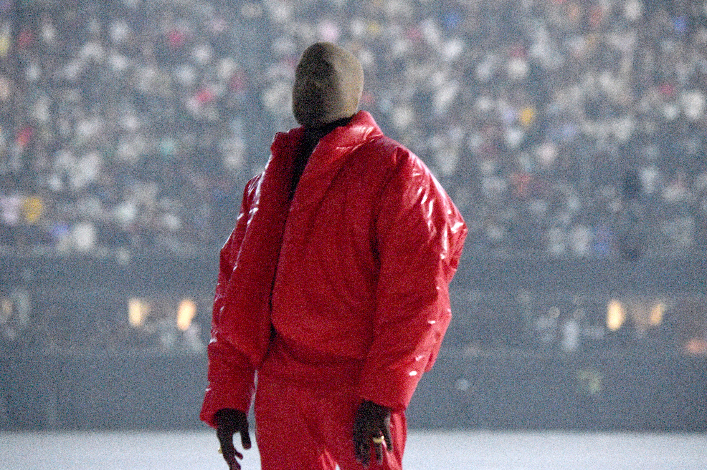 Kanye West porte du rouge et un masque facial