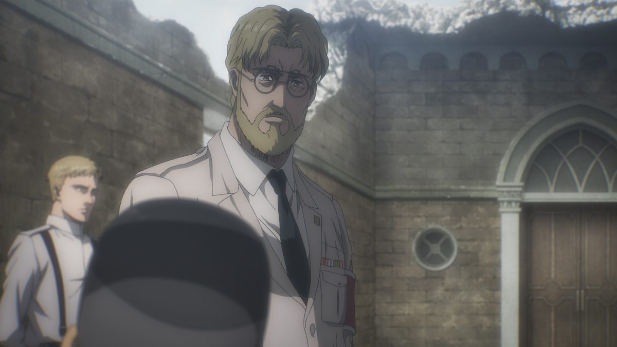 Zeke Jaeger dans 'Attack on Titan' Saison 4 Partie 1. Il porte des lunettes et un uniforme beige.