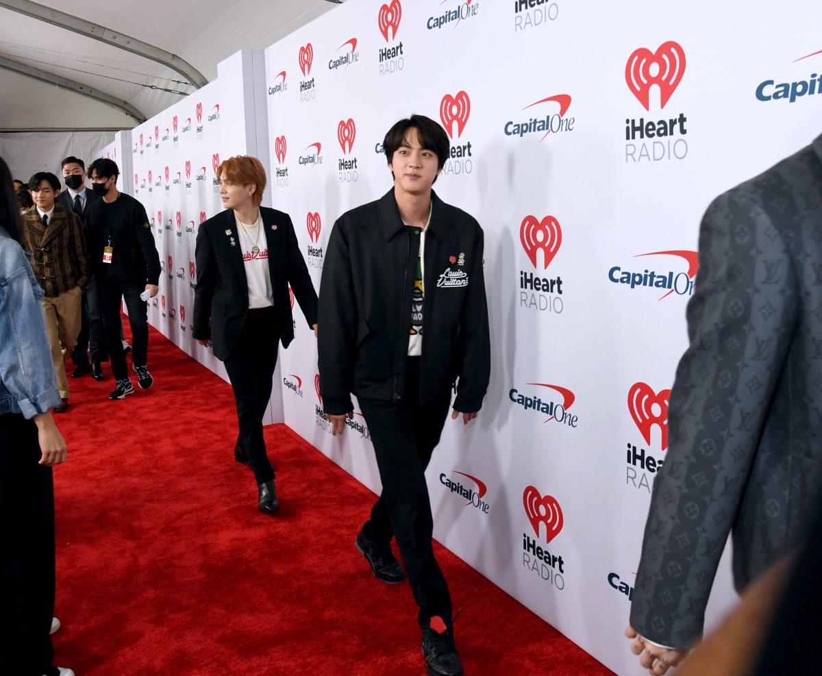 V, Suga, Jin et Jungkook de BTS assistent au Jingle Ball 2021 d'iHeartRadio 102.7 KIIS FM