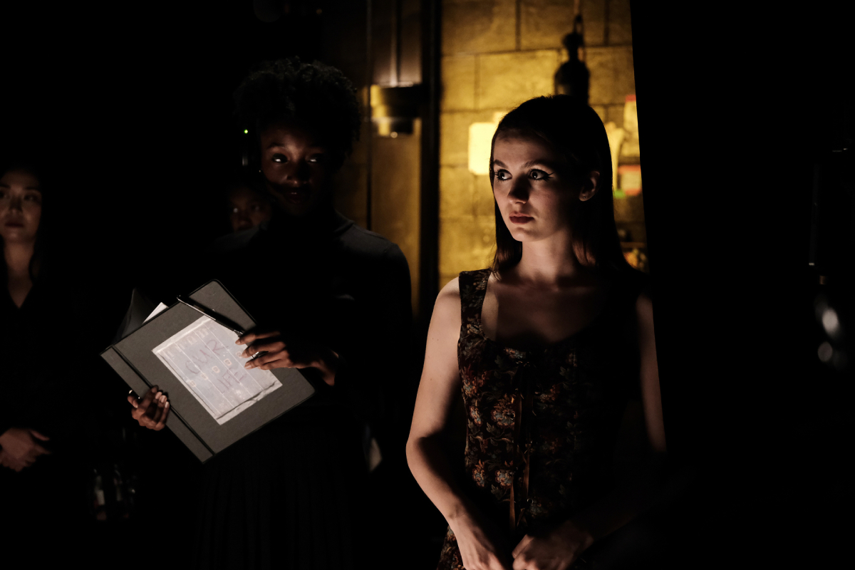 Maude Apatow dans le rôle de Lexi dans Euphoria Saison 2. Lexi attend dans les coulisses.