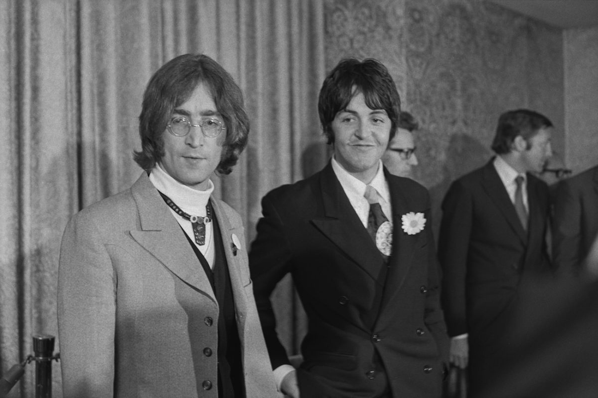 John Lennon et Paul McCartney lors d'une conférence de presse à New York en 1968.