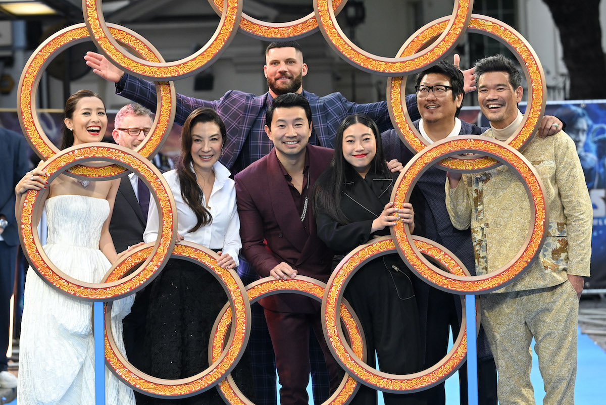 Fala Chen, Jonathan Schwartz, Michelle Yeoh, Florian Munteanu, Simu Liu, Awkwafina, Benedict Wong et le réalisateur Destin Daniel Cretton