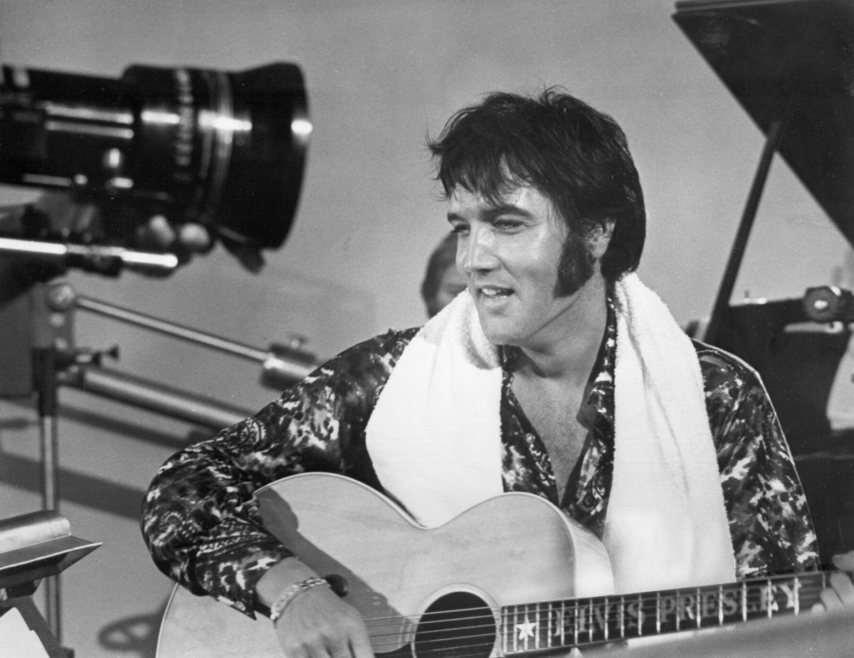 Elvis Presley tenant une guitare