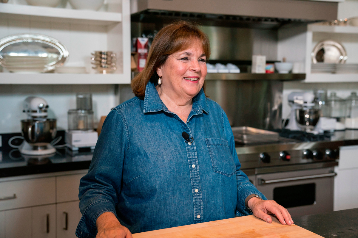 Ina Garten dans sa chemise en chambray signature pose dans sa cuisine des Hamptons le 10 octobre 2018