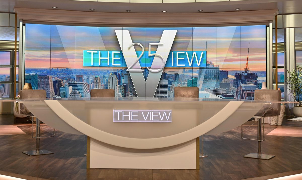 Ensemble 'The View' avec des chaises vides et le logo de l'émission sur le grand écran à l'arrière