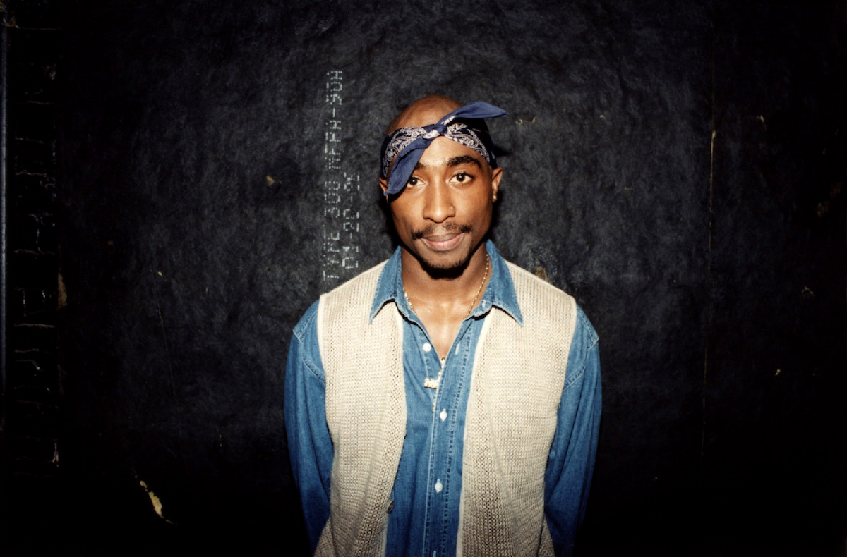 Le rappeur Tupac Shakur pose pour des photos dans les coulisses après sa performance au Regal Theatre de Chicago, Illinois en 1994