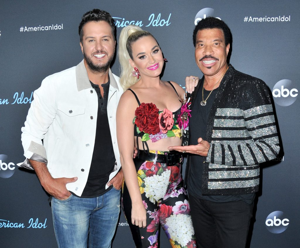 Luke Bryan, Katy Perry et Lionel Richie postent ensemble lors d'un événement American Idol.