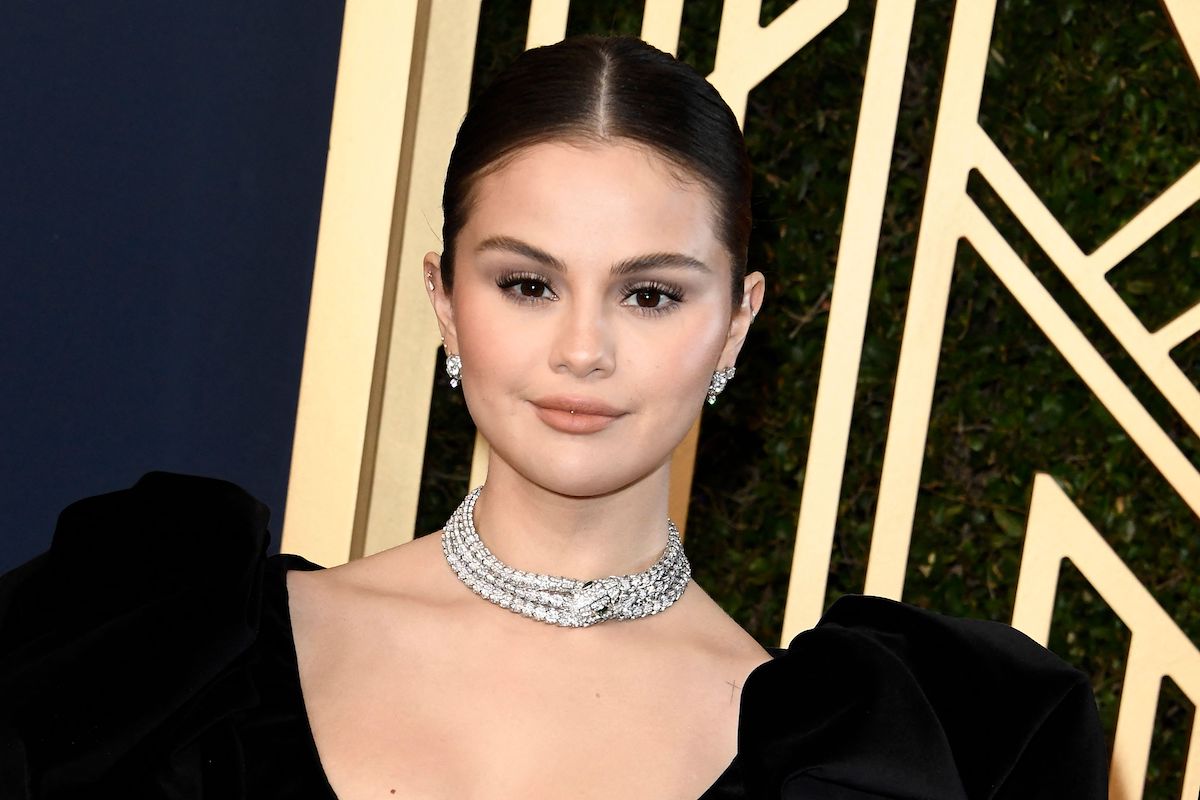 Selena Gomez porte une robe noire et un tour de cou serpent en diamant.