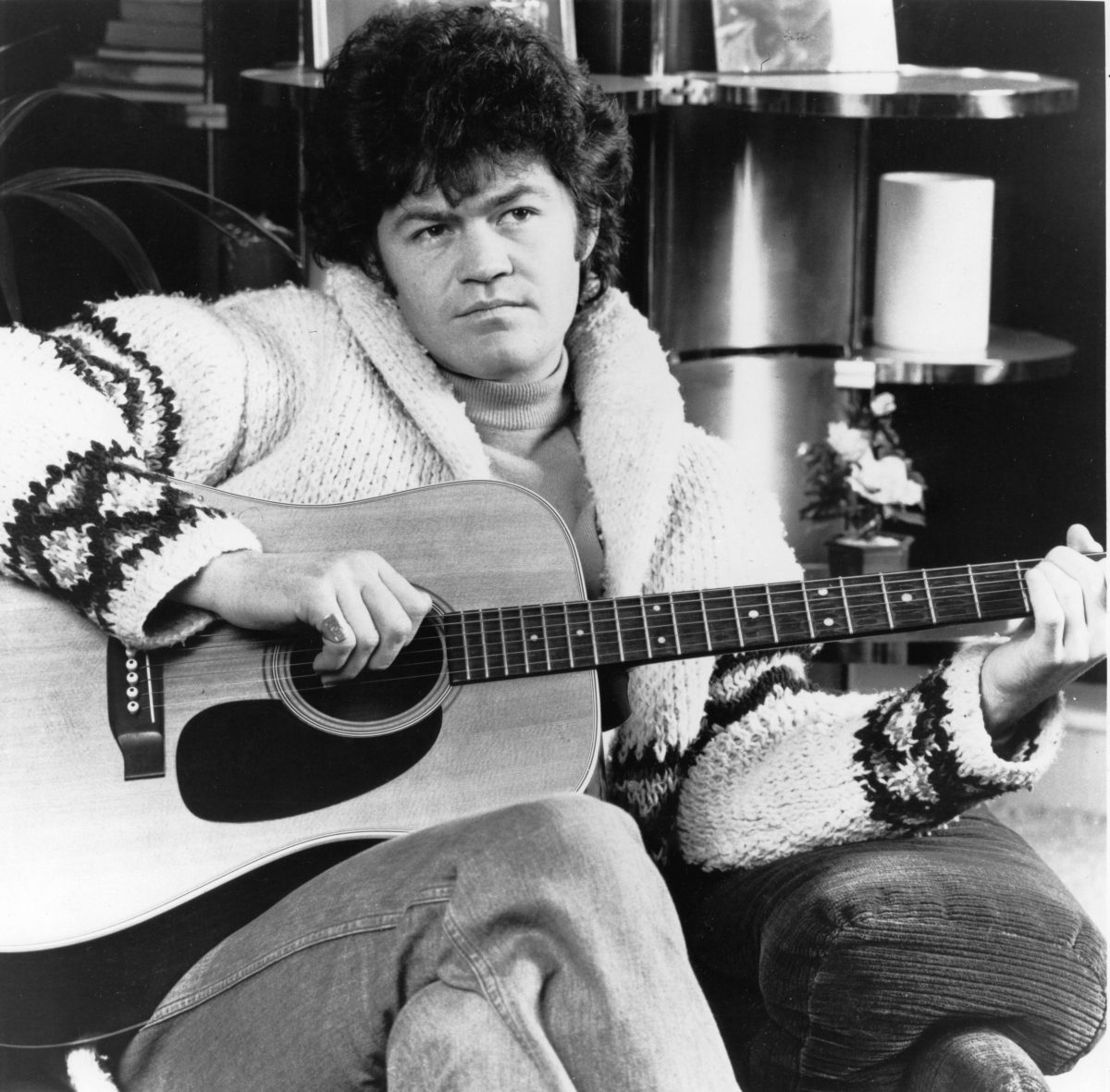 Micky Dolenz des Monkees tenant une guitare