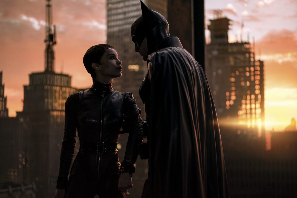 'The Batman' Zoë Kravitz comme Selina Kyle_Catwoman et Robert Pattinson comme Batman_Bruce Wayne se regardant devant un paysage urbain