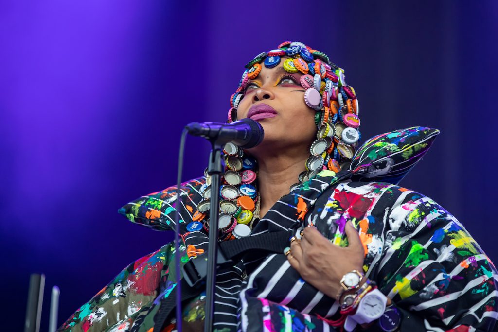 Erykah Badu chantant