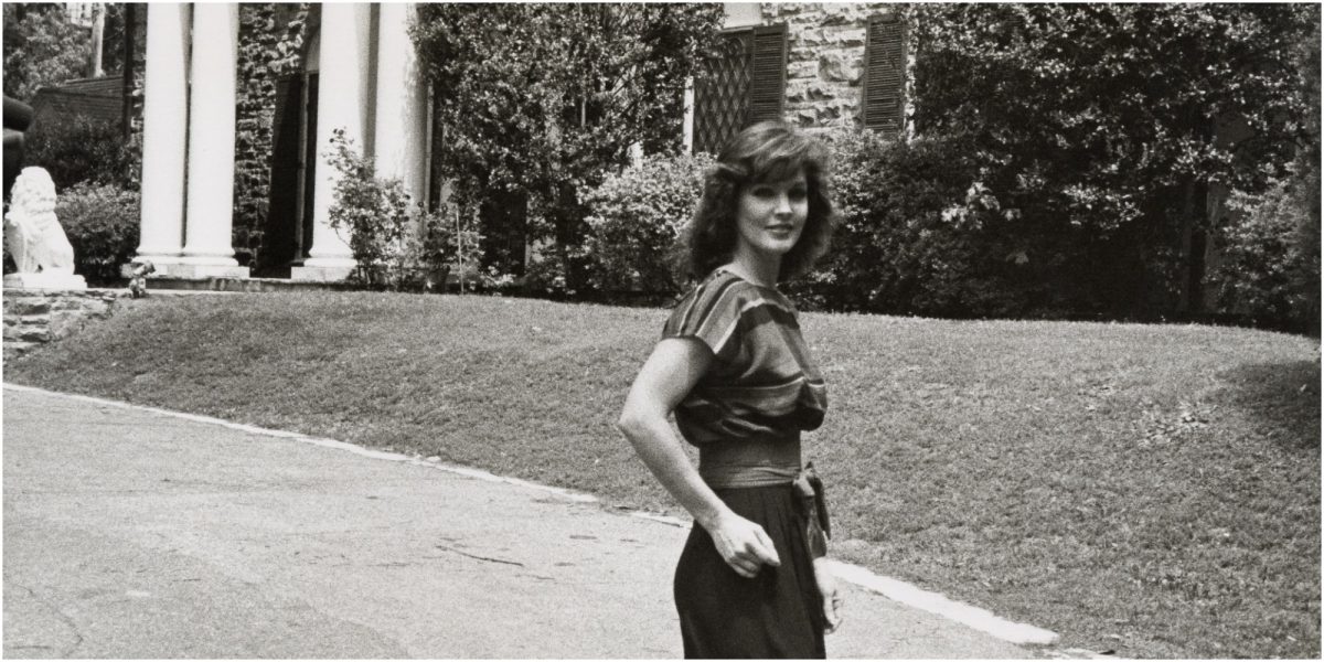 Priscilla Presley pose devant Graceland en 1982.