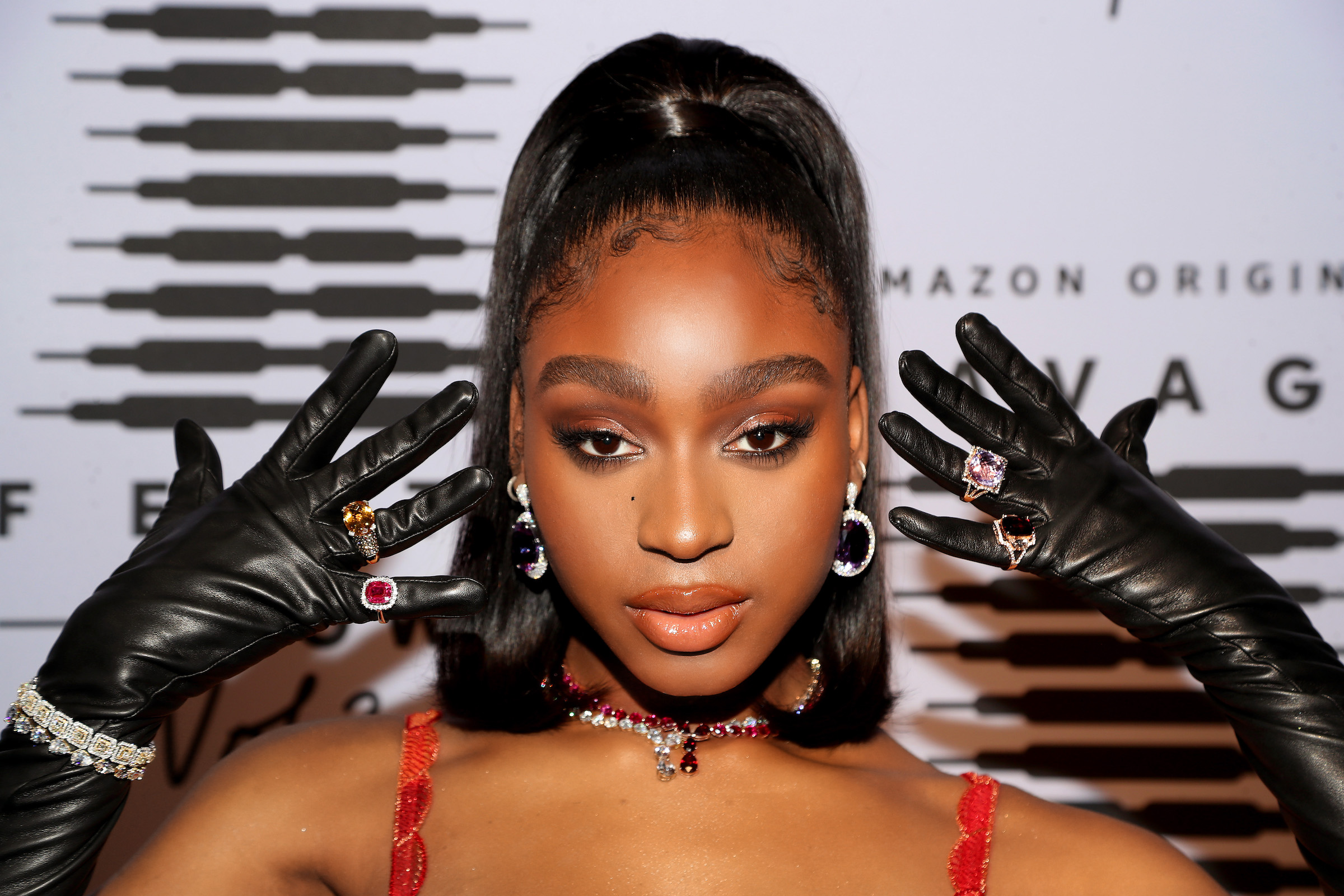 Normani portant des gants en cuir