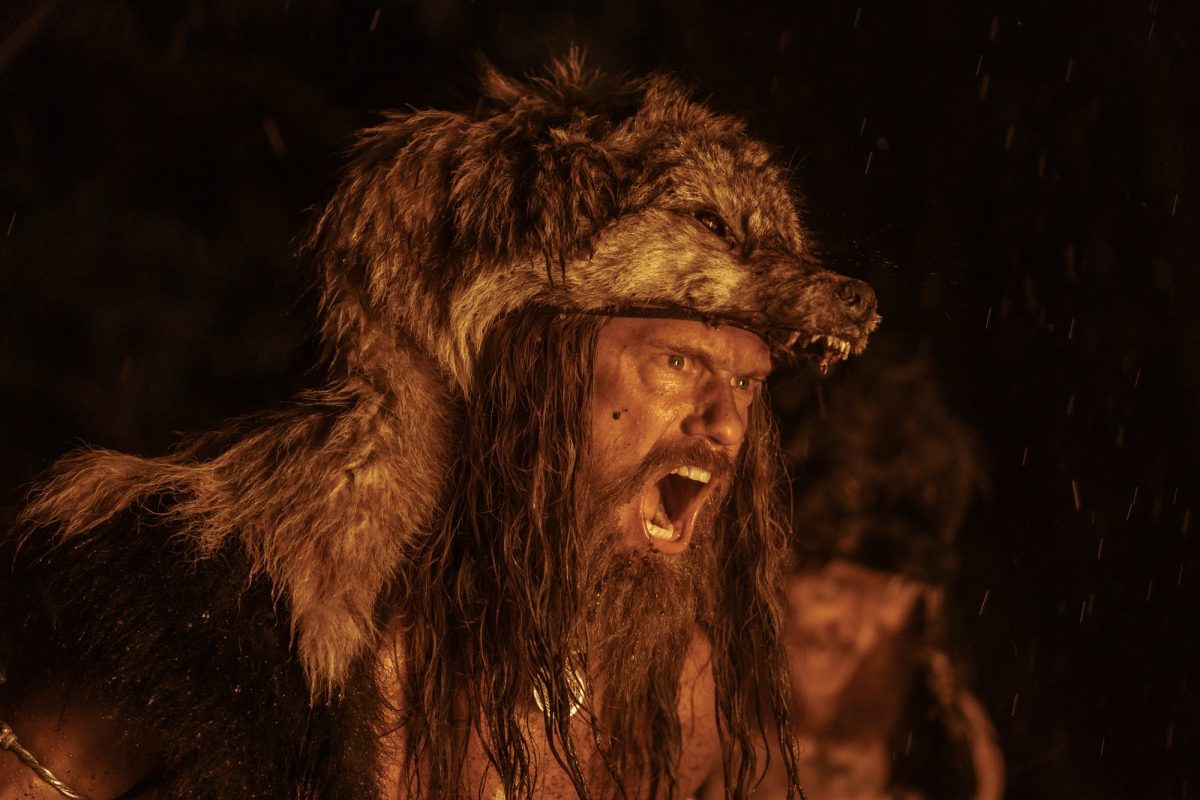 'The Northman' Alexander Skarsgård dans le rôle d'Amleth hurlant avec une tête d'animal