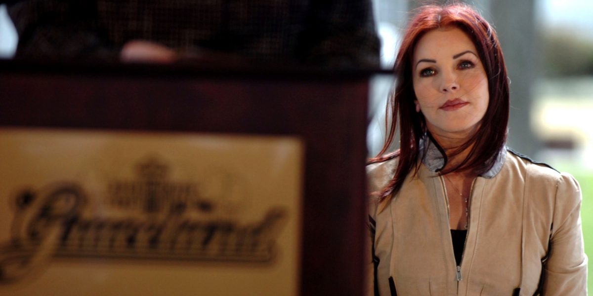 Priscilla Presley le jour où Graceland a été désignée monument historique national en 2006.
