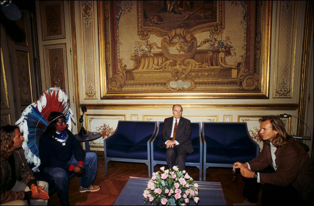 Jean-Pierre Dutilleux, le chef Raoni, François Mitterrand et Sting assis