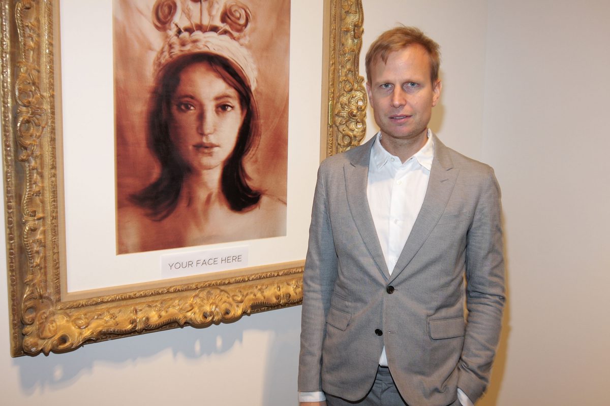 Will Cotton à côté d'un tableau