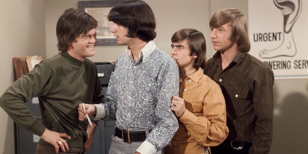 Les Monkees posent pour une photo publicitaire sur le plateau de l'émission télévisée The Monkees.