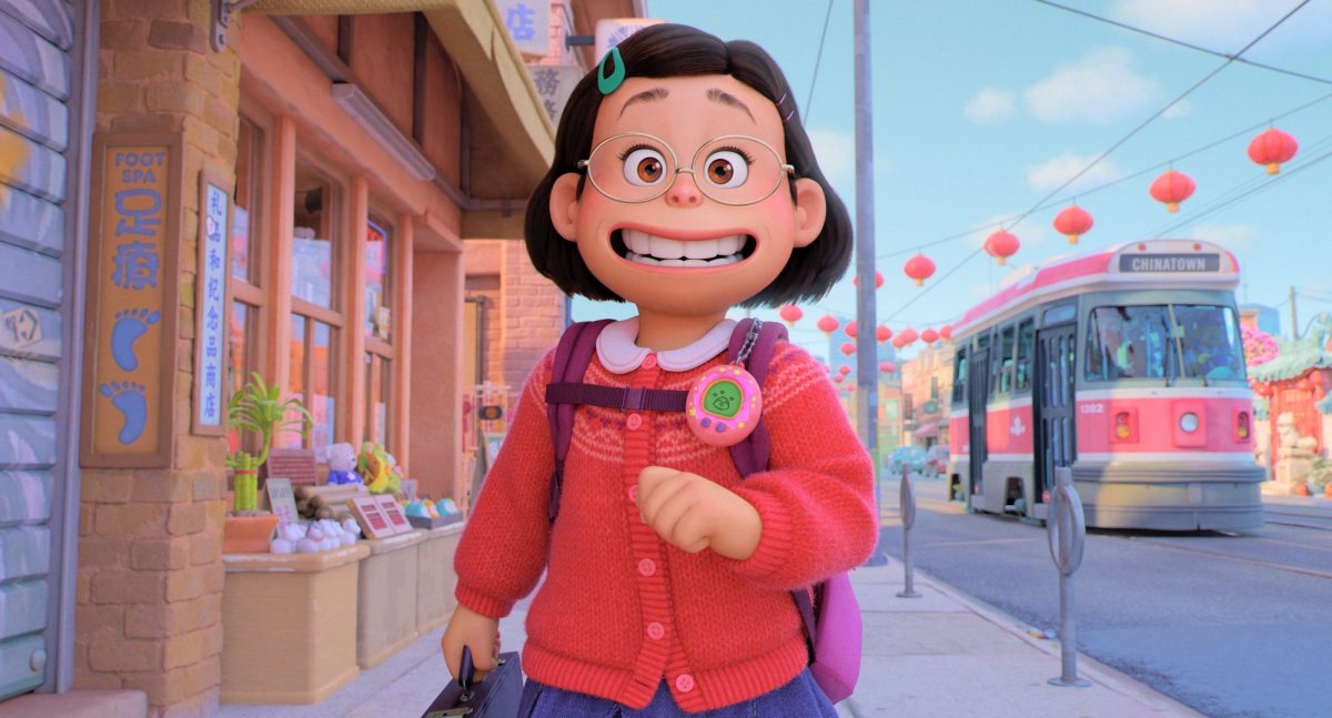 'Turning Red' Mei (Rosalie Chiang) marchant dans la rue heureuse dans un pull rouge