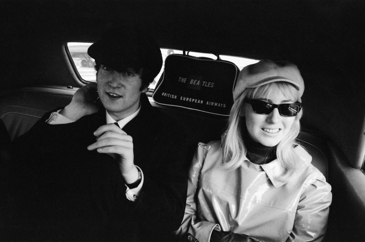 John Lennon et Cynthia Lennon à l'aéroport JFK en 1964.