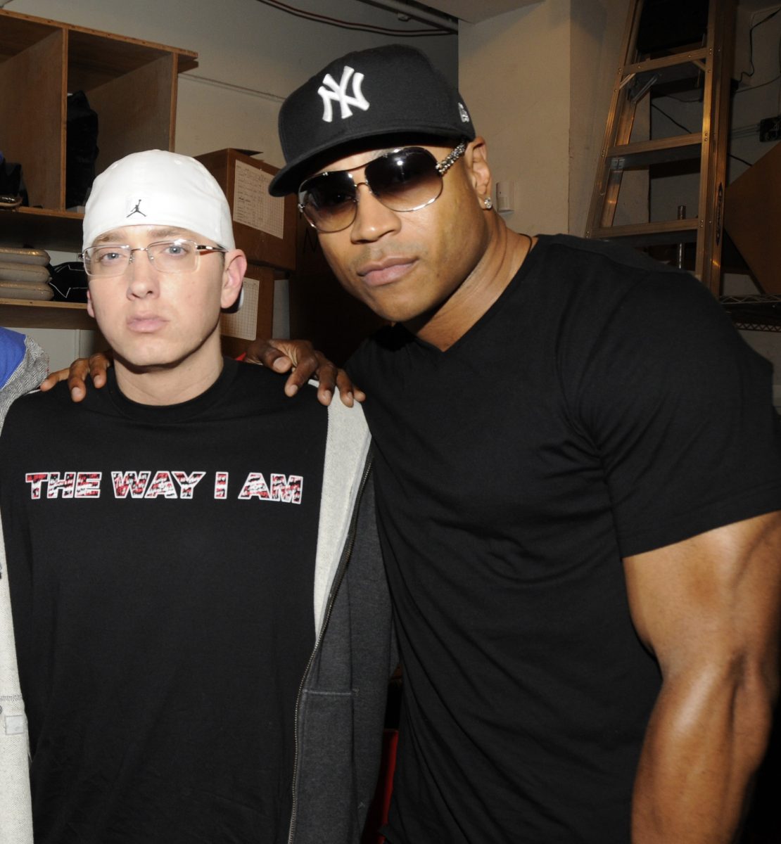 LL Cool J prend une photo avec Eminem à la soirée de lancement du livre