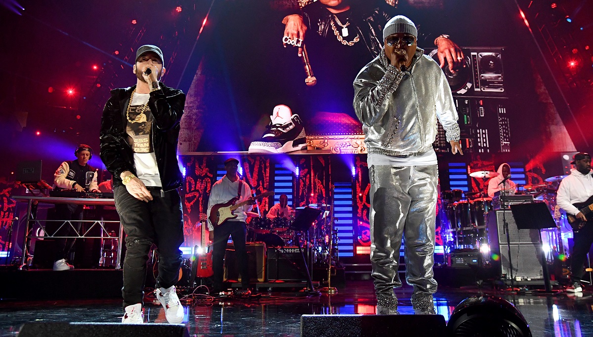 Eminem se produit sur scène avec LL Cool J lors de l'intronisation au Rock & Roll Hall of Fame de ce dernier