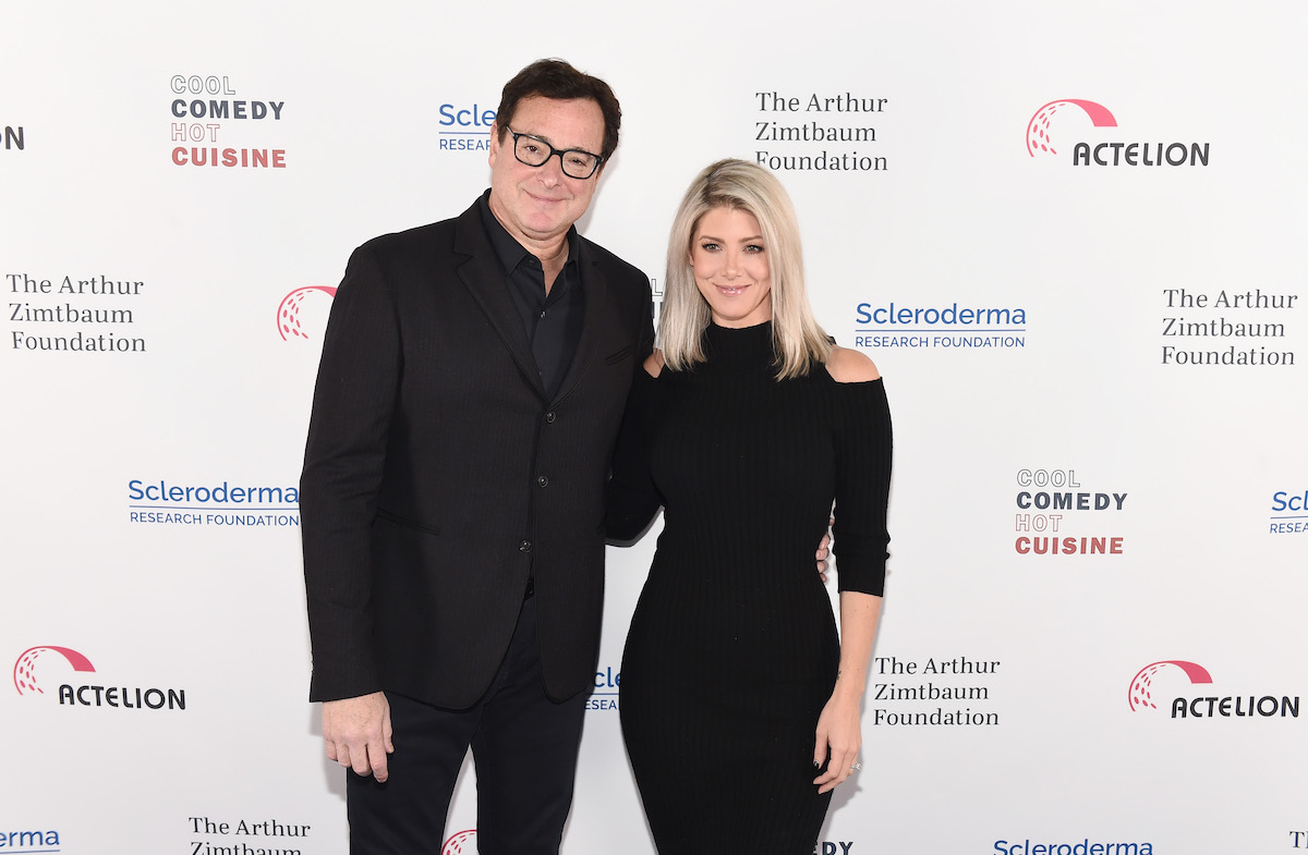 Bob Saget et sa femme Kelly Rizzo posent ensemble lors d'un événement.