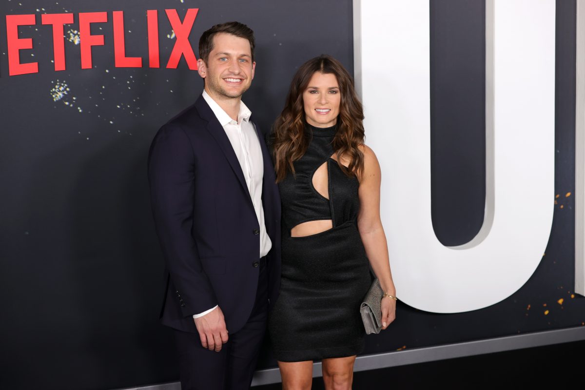 Carter Comstock et Danica Patrick posent ensemble sur le tapis lors de la première mondiale de Don't Look Up de Netflix