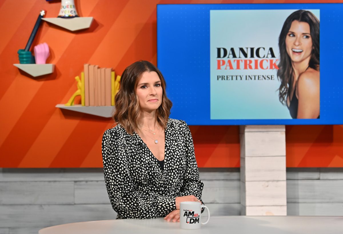 Danica Patrick s'adressant à un média pour promouvoir son podcast 
