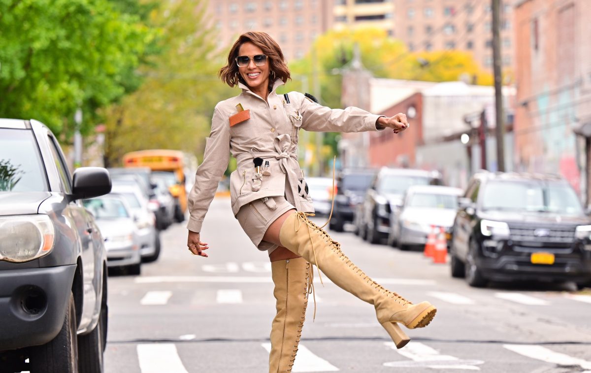 Nicole Ari Parker lève la jambe sur le tournage de 