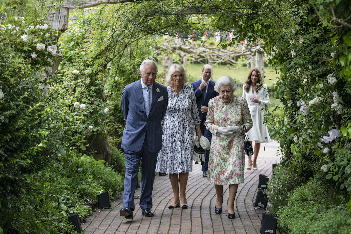 Le prince Charles, Camilla Parker Bowles et la reine Elizabeth II marchent devant le prince William et Kate Middleton