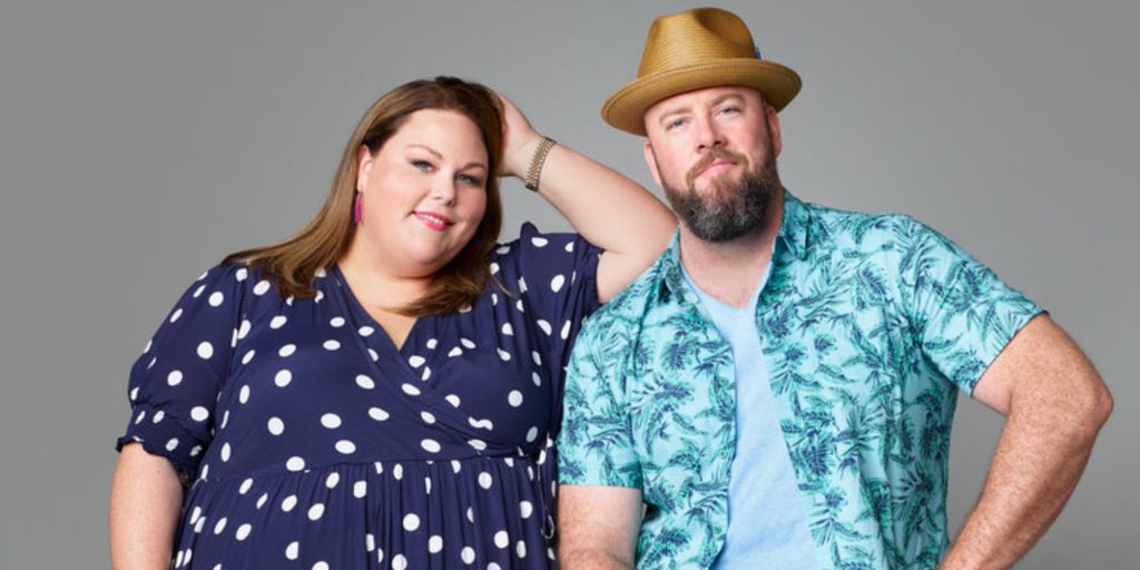 Chrissy Metz et Chris Sullivan posent pour une photo publicitaire.