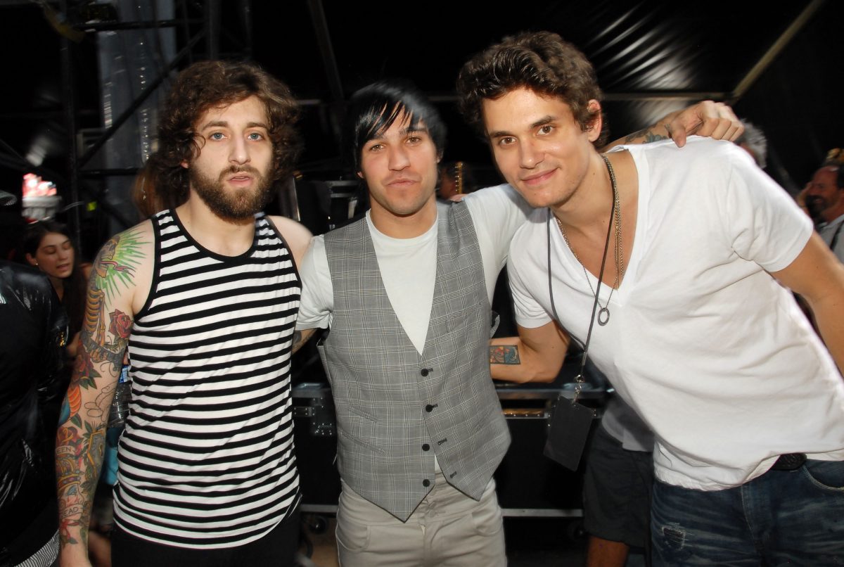 Joe Trohman et Pete Wentz de Fall Out Boy et John Mayer se serrent les coudes