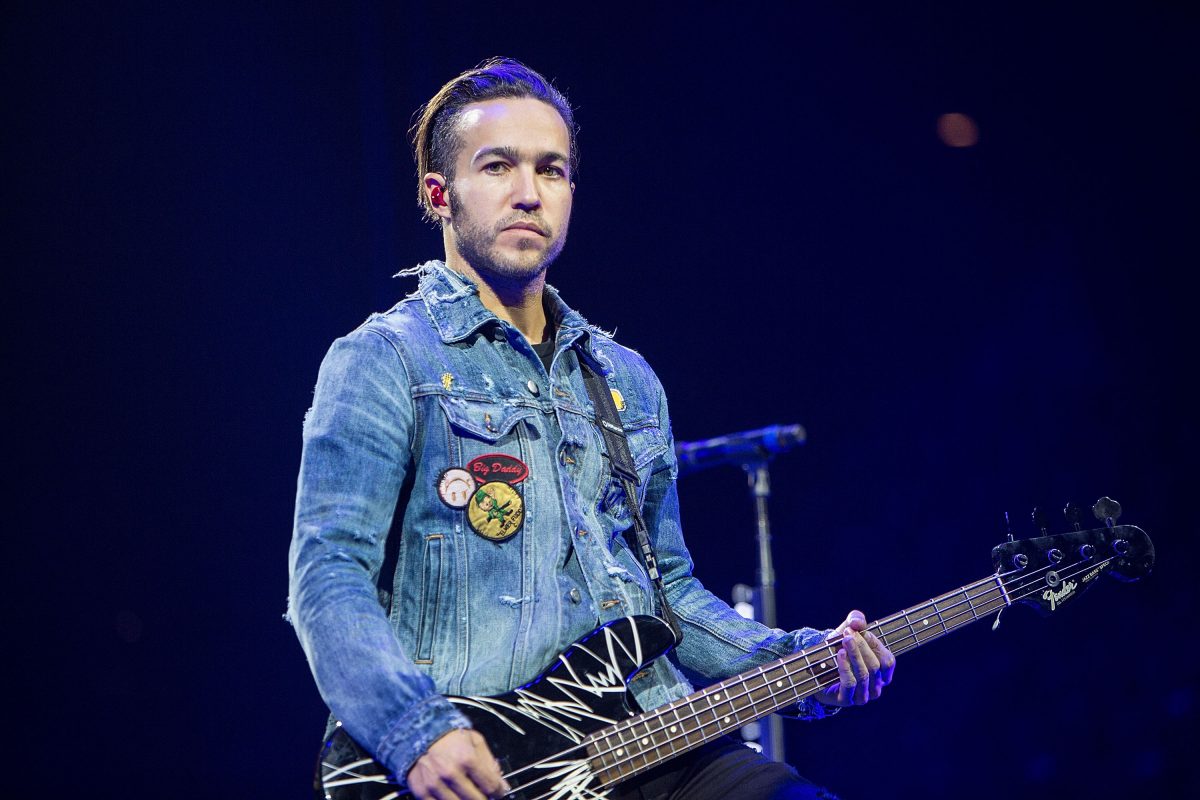 Pete Wentz de Fall Out Boy tenant une guitare