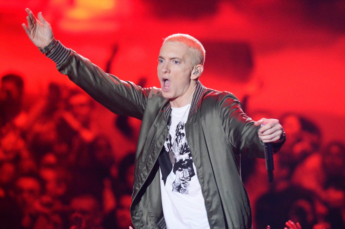 Eminem levant son bras gauche