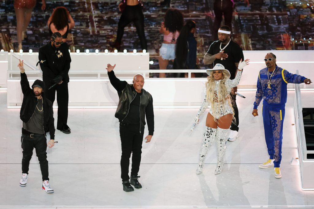 Eminem, Kendrick Lamar, Dr. Dre, Mary J. Blige, 50 Cent et Snoop Dogg se produisent lors du Pepsi Super Bowl LVI Halftime Show au SoFi Stadium le 13 février 2022 à Inglewood, Californie
