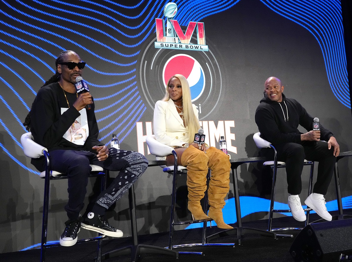 Snoop Dogg, Mary J. Blige et le Dr Dre prennent la parole lors de la conférence de presse du Pepsi Super Bowl LVI Halftime Show