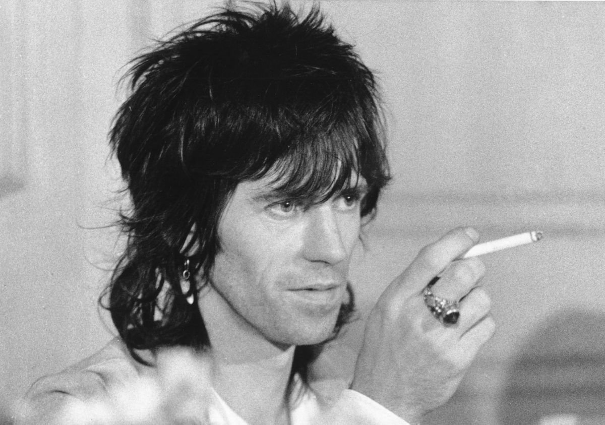 Keith Richards des Rolling Stones tenant une cigarette