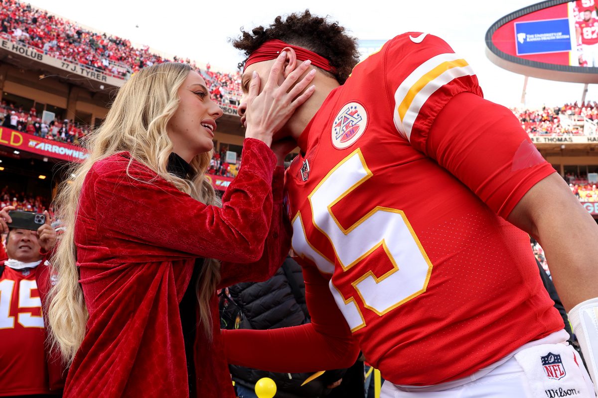 Patrick Mahomes embrasse la finacée Brittany Matthews avant le début du match de championnat de l'AFC