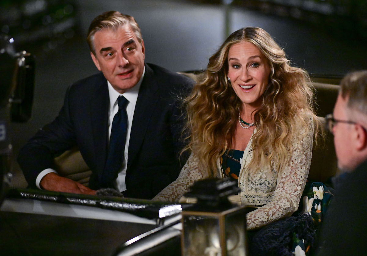 Chris Noth et Sarah Jessica Parker montent en calèche sur le tournage de "And Just Like That..."